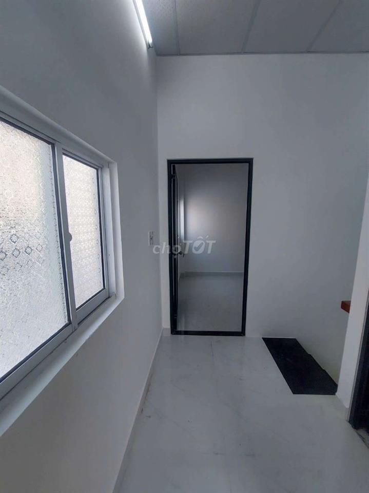 Bán nhà đường Phạm Hùng C4 DT.4×10 } 1 lầu 2 phòng 2 toilet Hẽm xe hơi