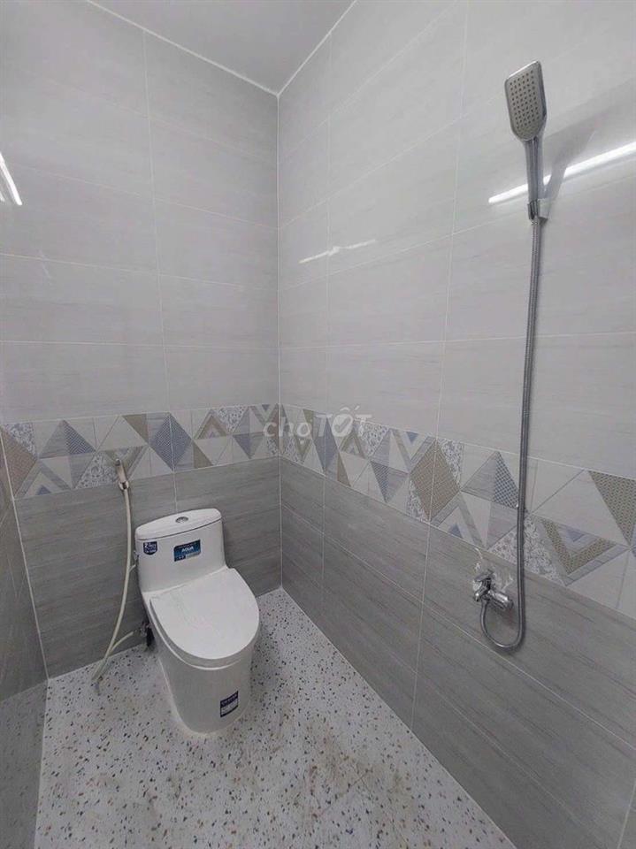 Bán nhà đường Phạm Hùng C4 DT.4×10 } 1 lầu 2 phòng 2 toilet Hẽm xe hơi