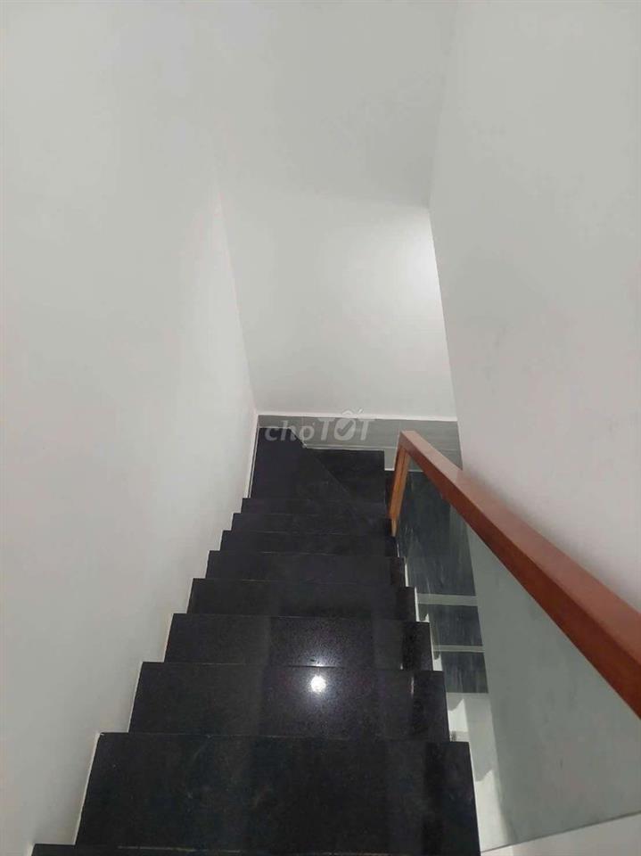 Bán nhà đường Phạm Hùng C4 DT.4×10 } 1 lầu 2 phòng 2 toilet Hẽm xe hơi
