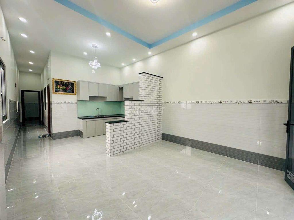 Bán nhà đường Phạm Hùng C3 DT.4m2×15m } Nhà trệt 2 Phòng 1toilet hẽm4m