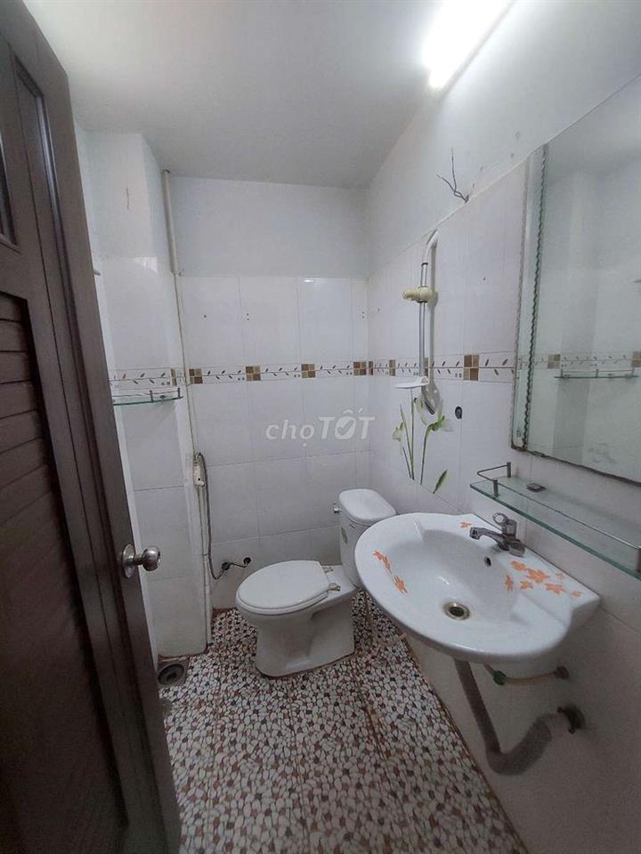Bán nhà đường Phạm Hùng C4 DT.5m5×8m } 1 Lầu 2 Phòng 2 toilet Hẽm 4m.