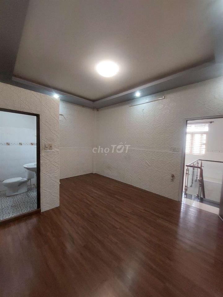 Bán nhà đường Phạm Hùng C4 DT.5m5×8m } 1 Lầu 2 Phòng 2 toilet Hẽm 4m.