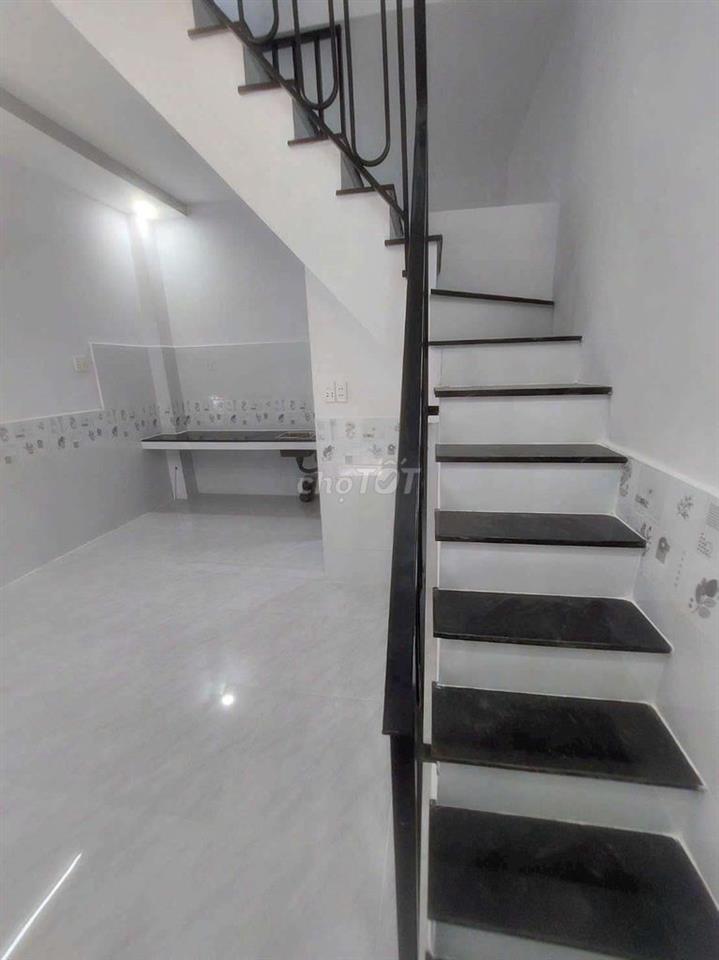 Bán nhà đường Phạm Hùng C3 DT.4×6 } 1 Lầu 1 Lững 3 Phòng 2toilet hẽm4m