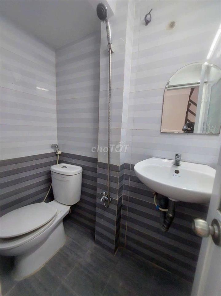 Bán nhà đường Phạm Hùng C7C DT.4m×6m5 } 1 Lầu 1 Phòng 1 toilet hẽm 6m.