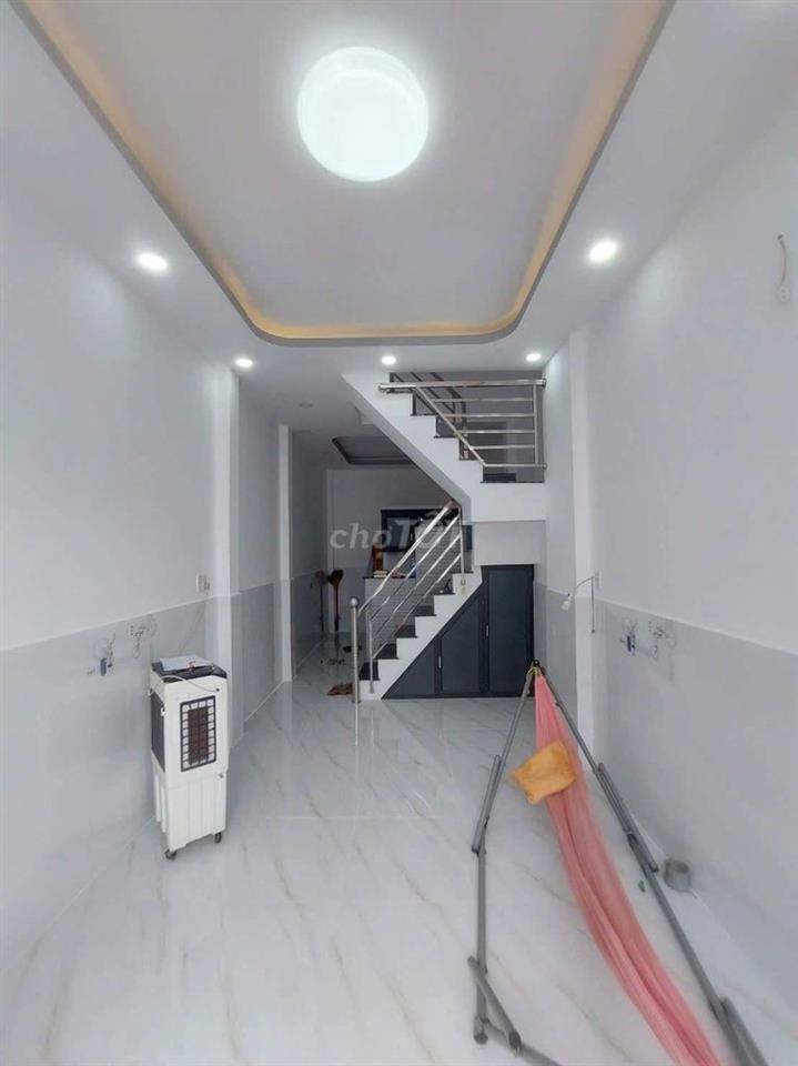Bán nhà đường Phạm Hùng C1 DT.3m2×9m } 1 Lầu 2 Phòng 2 toilet hẽm 8m.