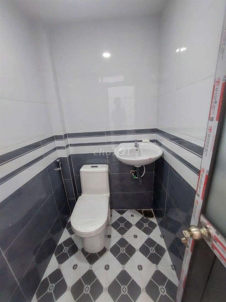 Bán nhà đường Phạm Hùng C1 DT.3m2×9m } 1 Lầu 2 Phòng 2 toilet hẽm 8m.