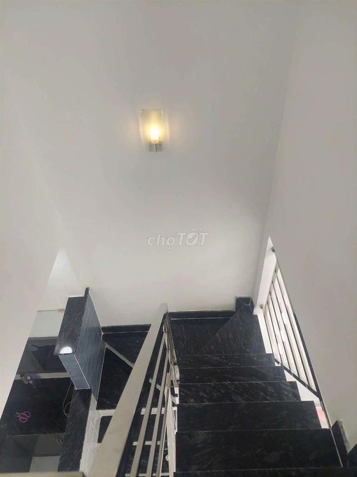 Bán nhà đường Phạm Hùng C1 DT.3m2×9m } 1 Lầu 2 Phòng 2 toilet hẽm 8m.