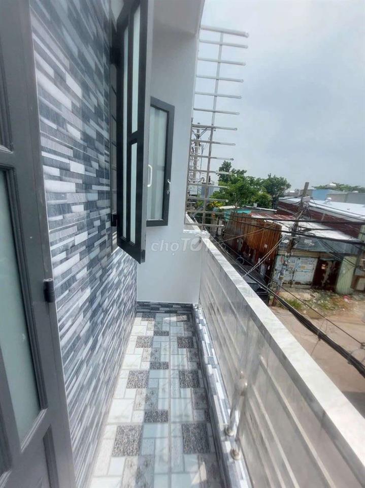 Bán nhà đường Phạm Hùng C1 DT.3m2×9m } 1 Lầu 2 Phòng 2 toilet hẽm 8m.