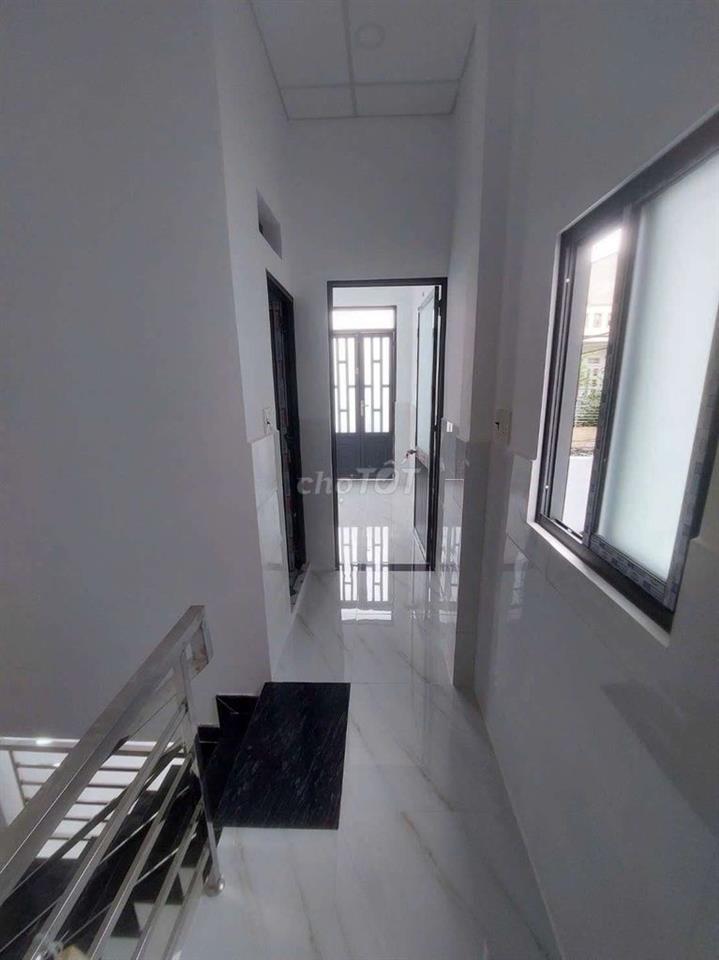 Bán nhà đường Phạm Hùng C1 DT.3m2×9m } 1 Lầu 2 Phòng 2 toilet hẽm 8m.