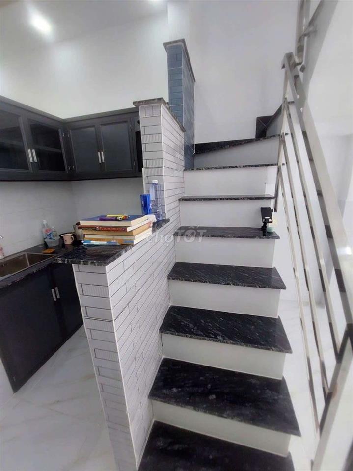 Bán nhà đường Phạm Hùng C1 DT.3m2×9m } 1 Lầu 2 Phòng 2 toilet hẽm 8m.