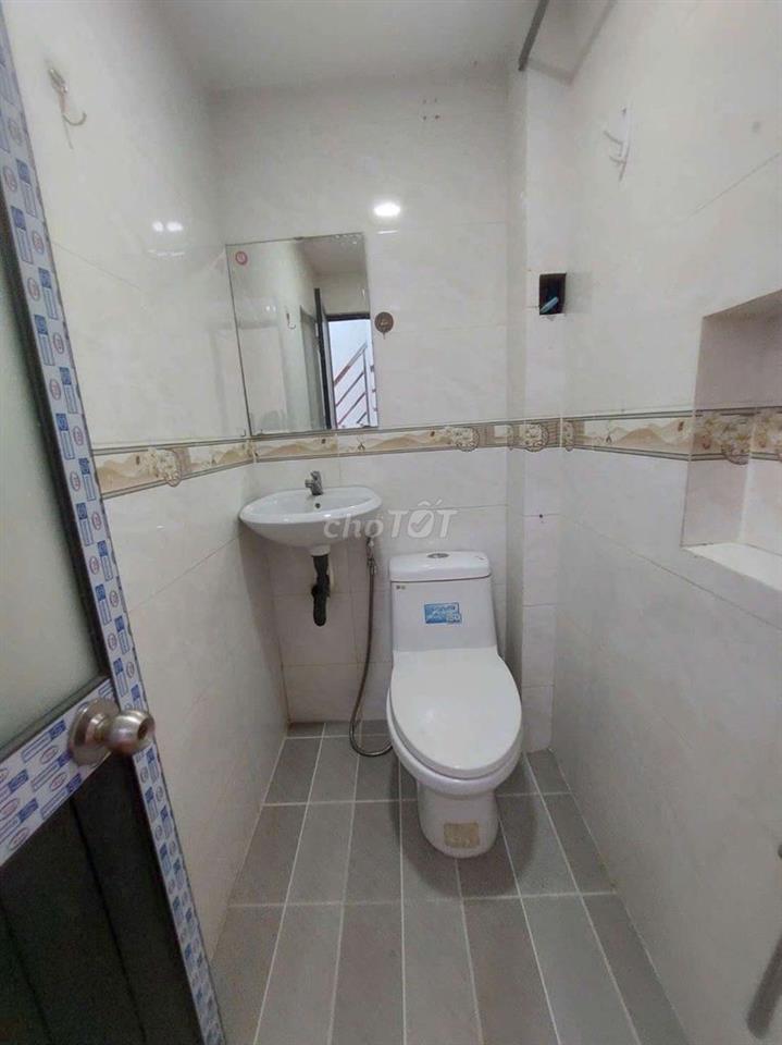 Bán nhà đường Quốc Lộ 50 DT.4m×5m } 1 Lầu 2 Phòng 1 toilet hẽm 3m.
