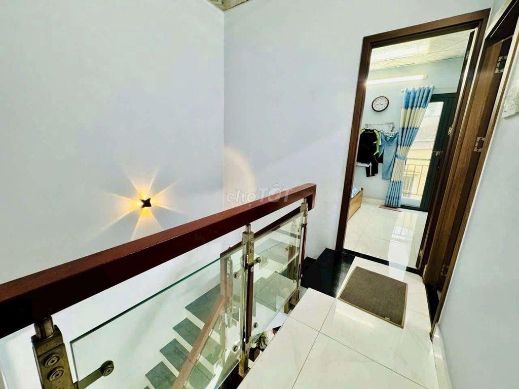Bán nhà đường Phạm Hùng C4 DT.4m×8m } 1 Lầu 2 Phòng 2 toilet Hẽm 4m.