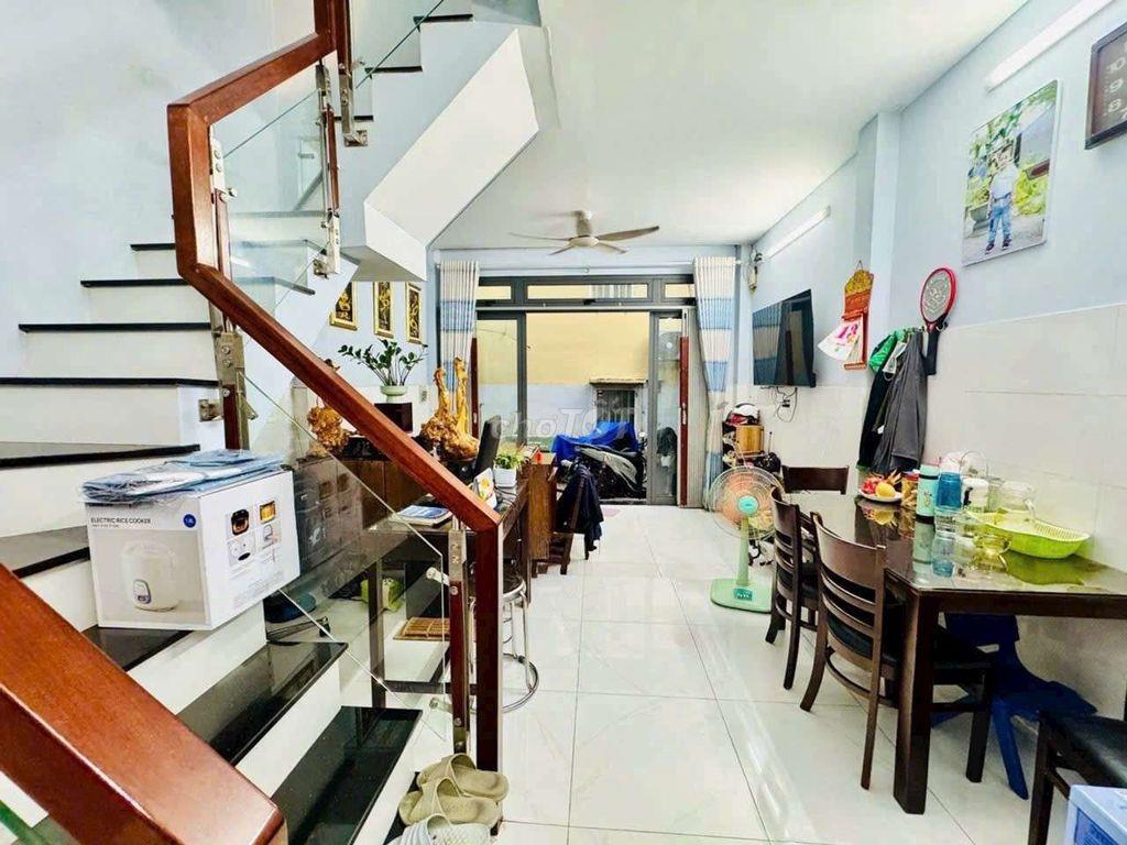 Bán nhà đường Phạm Hùng C4 DT.4m×8m } 1 Lầu 2 Phòng 2 toilet Hẽm 4m.