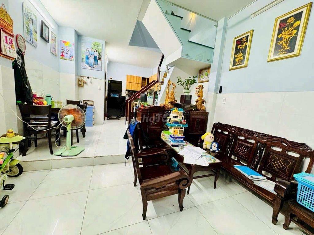 Bán nhà đường Phạm Hùng C4 DT.4m×8m } 1 Lầu 2 Phòng 2 toilet Hẽm 4m.