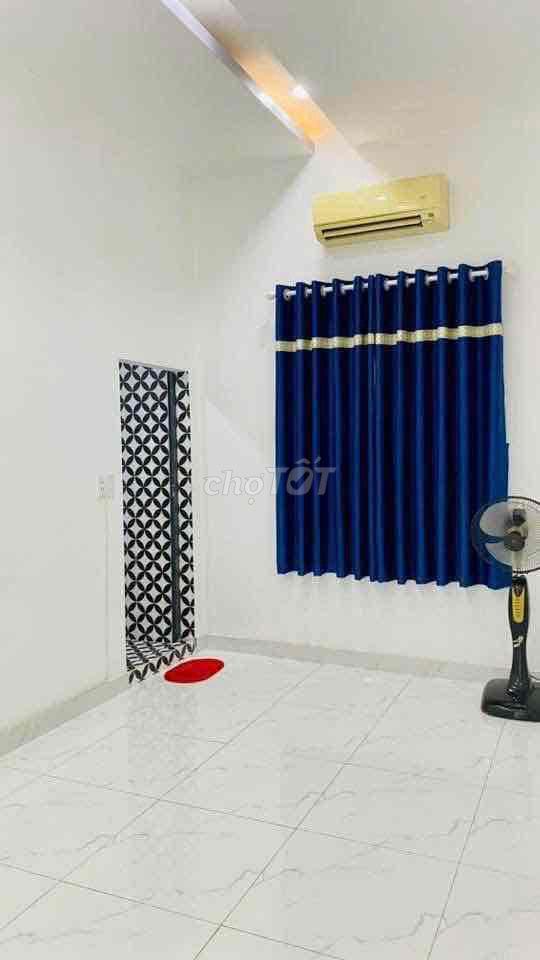 Nhà Ngang Khủng Có P Ngủ Tầng Trệt Hoàn Công Đủ Hẻm 4m