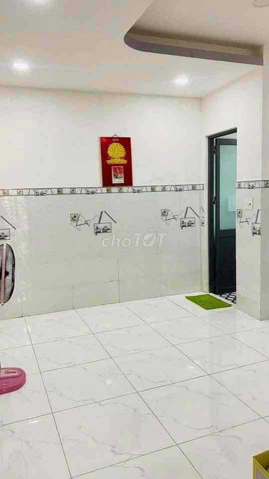 Nhà Ngang Khủng Có P Ngủ Tầng Trệt Hoàn Công Đủ Hẻm 4m