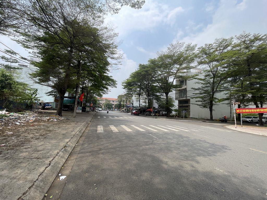 Một cặp góc  MT đường Phạm Thế Hiển đường 30m  240 m2, rất tiện KD