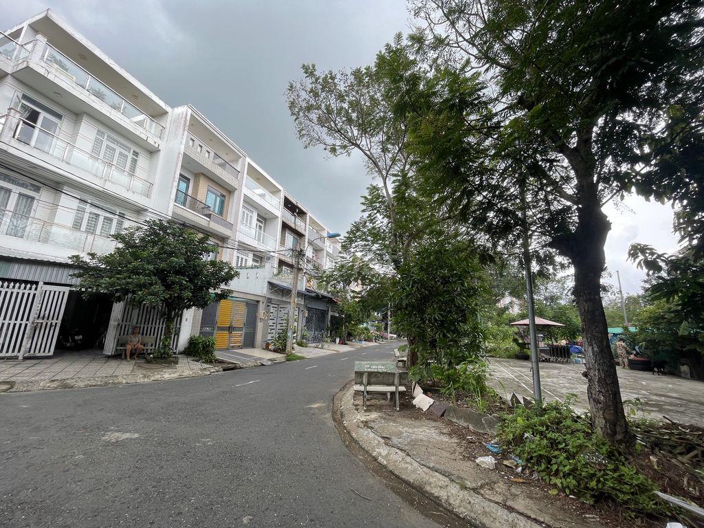 4,3 tỷ Nền 100 m2 ( 5x20m) Đối diện công viên thoát mát tại Phú Lợi Q8