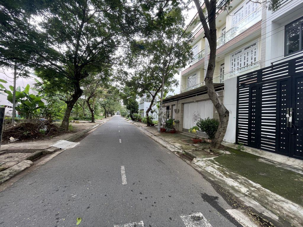 4,3 tỷ Nền 100 m2 ( 5x20m) Đối diện công viên thoát mát tại Phú Lợi Q8