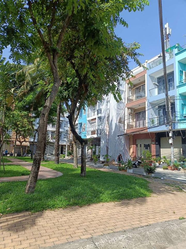 Nhà 2 lầu, 1ST KDC Bông Sao đối diện công viên