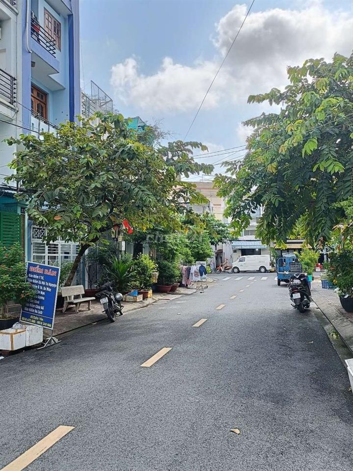 Nhà MT đường nhựa 14m F4Q8 dt: 3,53mx12,5m, nở hậu 3,7m, 2 lầu 