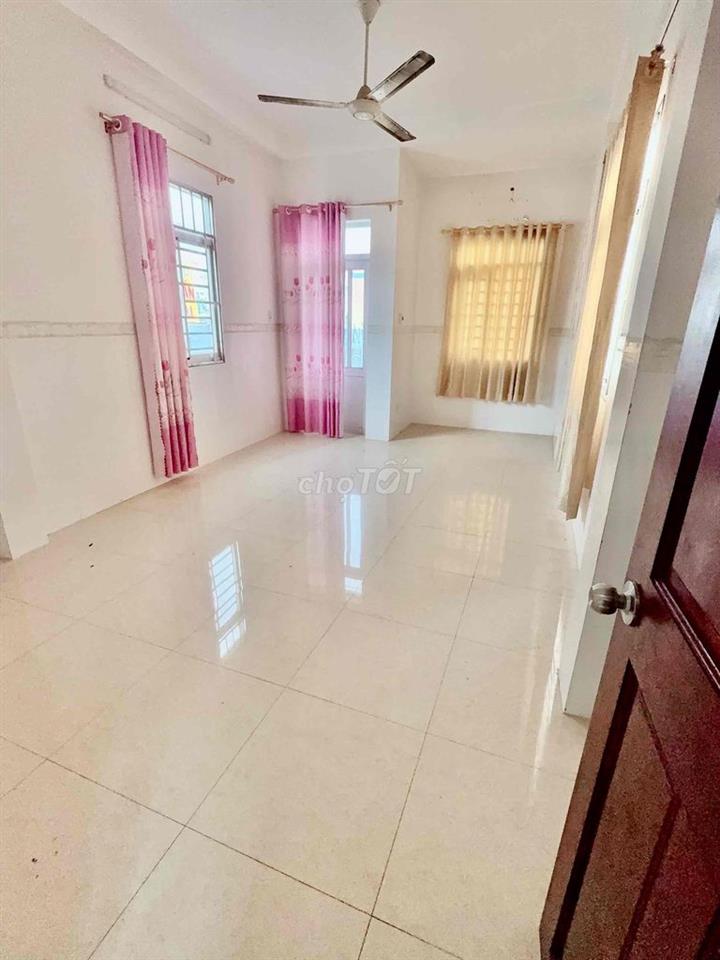 🏠Nhà cho thuê  mặt tiền sát  (p5Q8) 👉Gần trường học,  cách bến xe 🚃🚃Q8