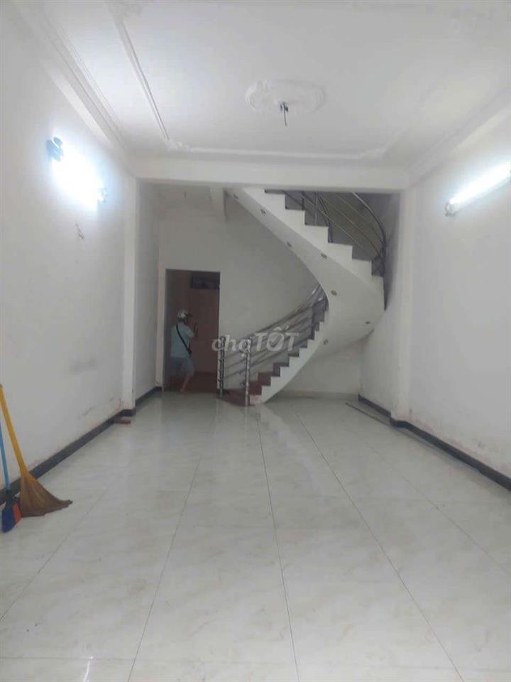 Cho thuê nhà đường Âu Dương Lân P3.Q8 DT.4m×17m} 1 Lầu 7Phòng 5 toilet