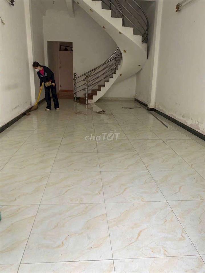 Cho thuê nhà đường Âu Dương Lân P3.Q8 DT.4m×17m} 1 Lầu 7Phòng 5 toilet