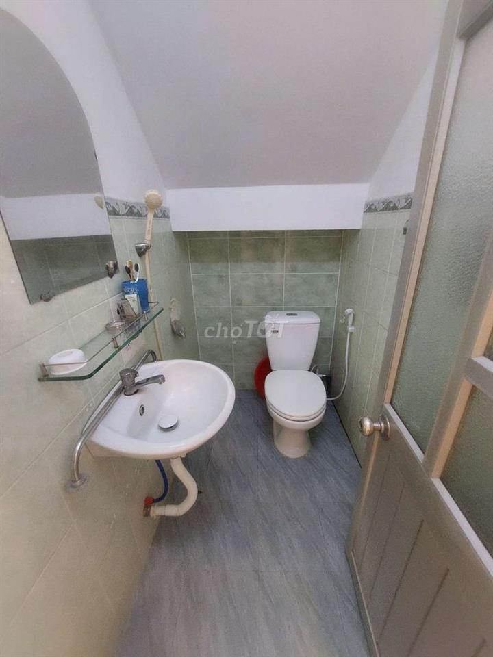 Cho thuê nhà đường Phạm Hùng C4 DT.4m×17m } 1 Lầu 3Phòng 2toilet hẽm5m