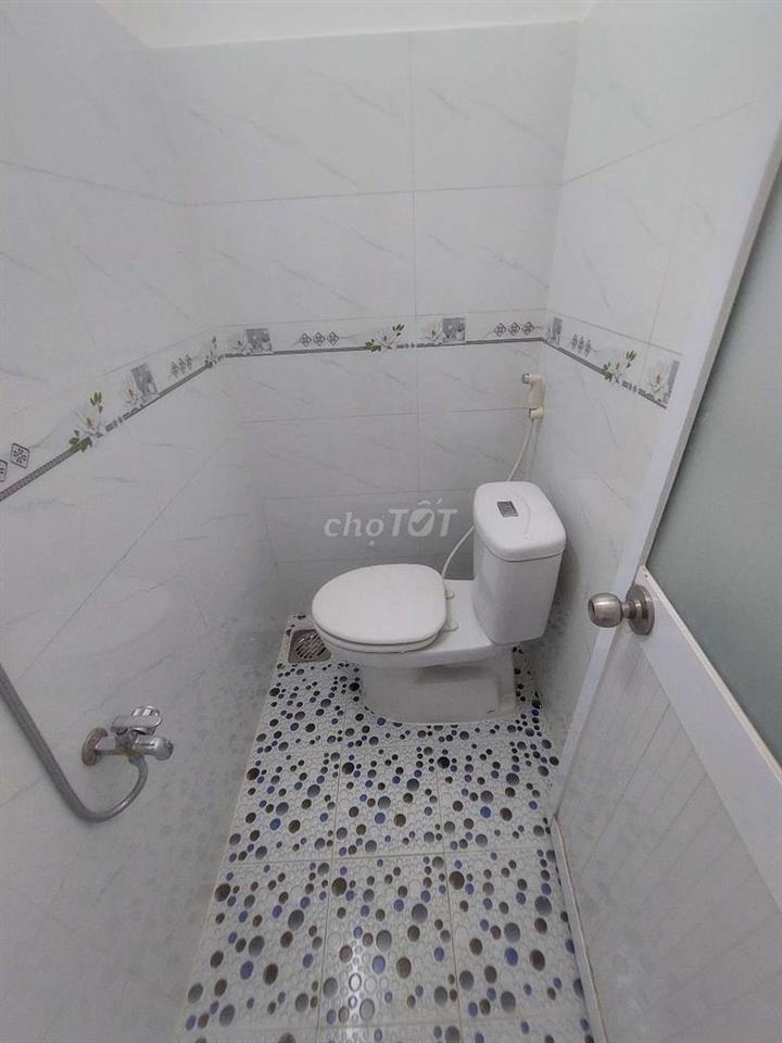 Cho thuê nhà Mặt Tiền Chợ C2 đường Phạm Hùng DT.3m2×14m } 1 Phòng 1 wc