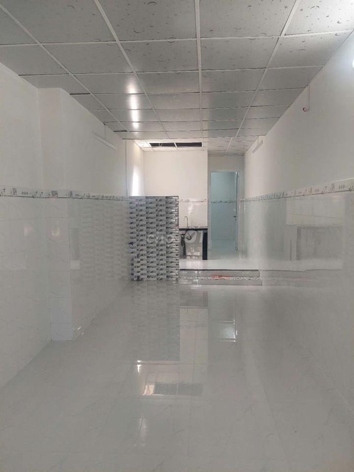 Cho thuê nhà Mặt Tiền Chợ C2 đường Phạm Hùng DT.3m2×14m } 1 Phòng 1 wc