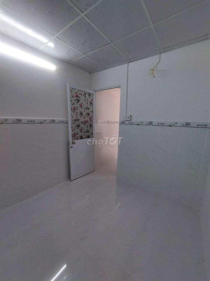 Cho thuê nhà Mặt Tiền Chợ C2 đường Phạm Hùng DT.3m2×14m } 1 Phòng 1 wc