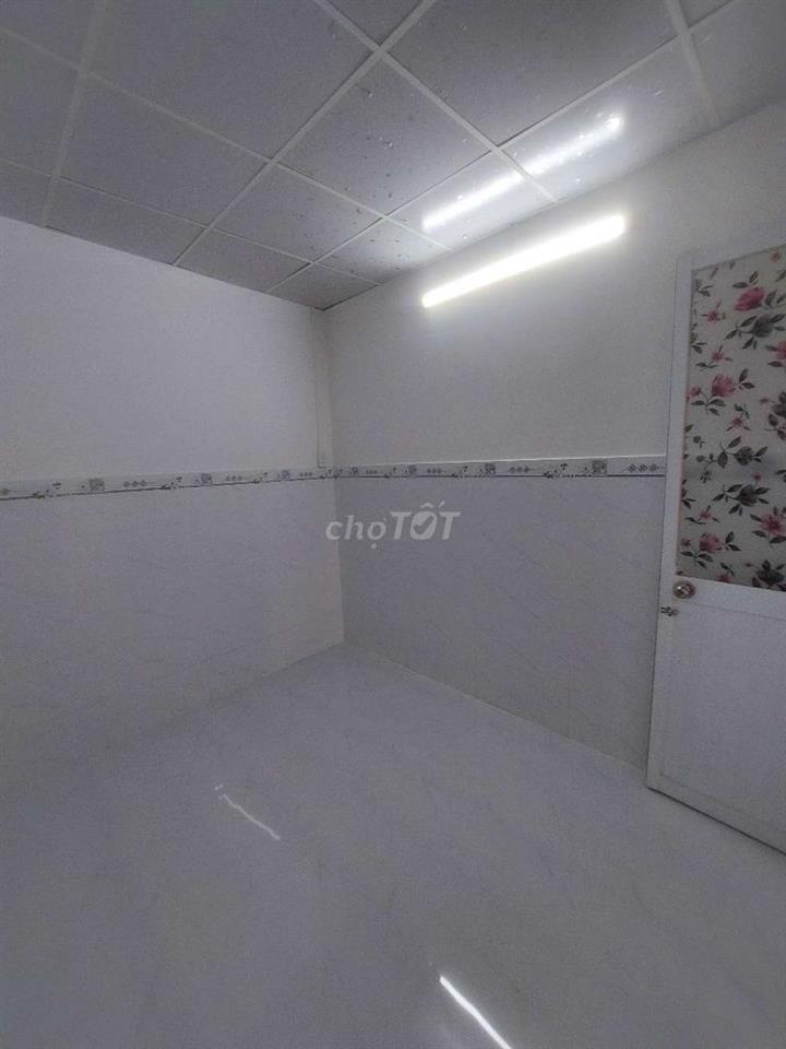Cho thuê nhà Mặt Tiền Chợ C2 đường Phạm Hùng DT.3m2×14m } 1 Phòng 1 wc