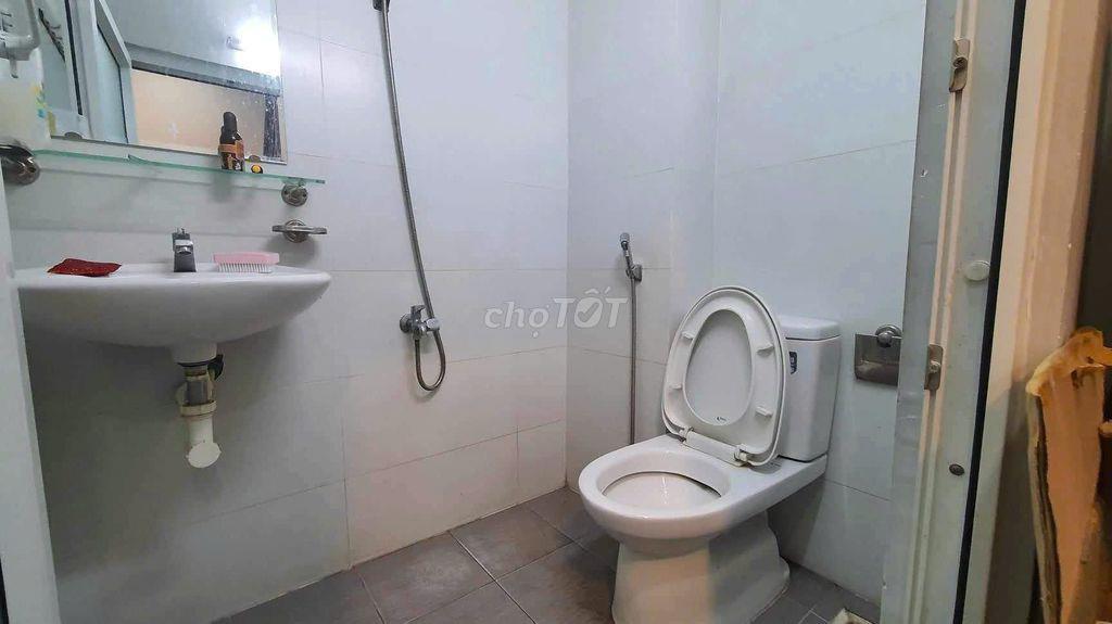 Phòng này lâu lắm rồi mới trống lại, phòng 2 cửa sổ, full nội thất