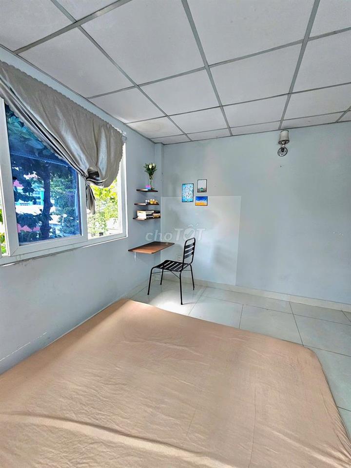 Phòng này lâu lắm rồi mới trống lại, phòng 2 cửa sổ, full nội thất