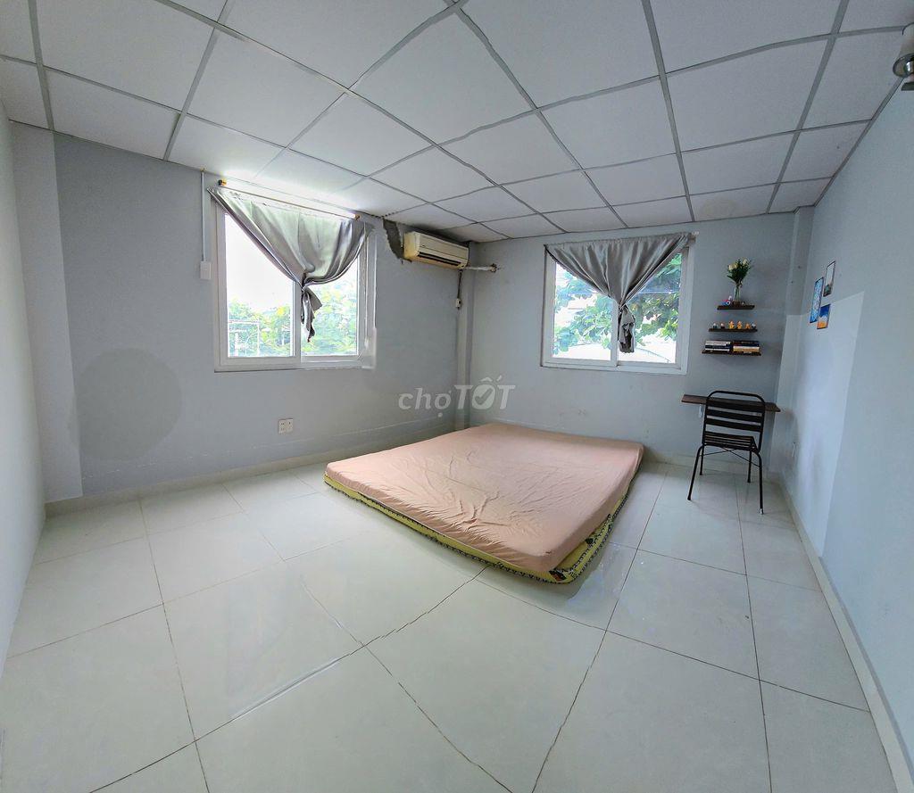 Phòng này lâu lắm rồi mới trống lại, phòng 2 cửa sổ, full nội thất