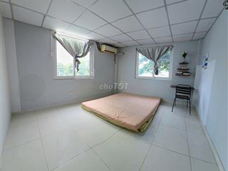 Phòng này lâu lắm rồi mới trống lại, phòng 2 cửa sổ, full nội thất