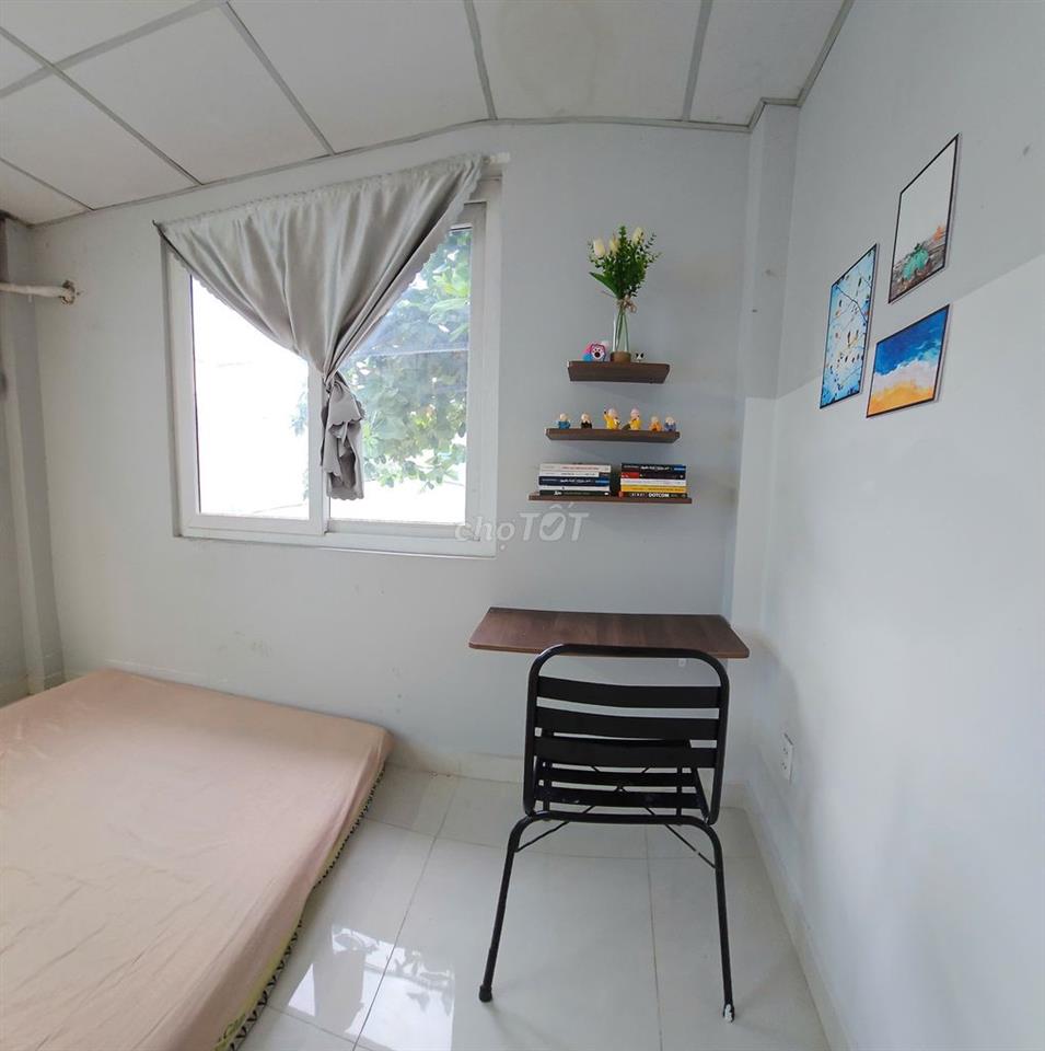 Phòng này lâu lắm rồi mới trống lại, phòng 2 cửa sổ, full nội thất