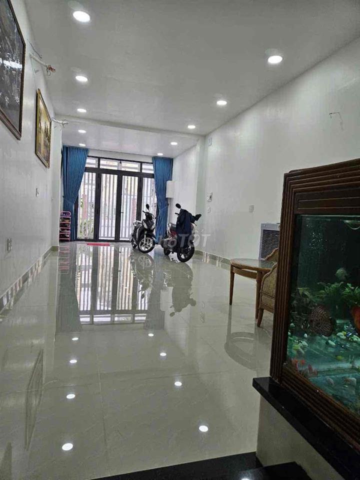 Cho thuê mặt bằng kinh doanh dài 11 ngang 4