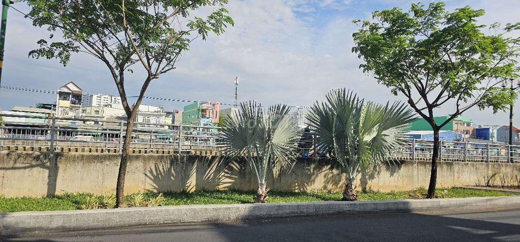 khu đất mặt tiền đường hót nhất phường phú định ,*** có 4 nền
