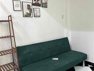 phòng có gác lửng, có ban công