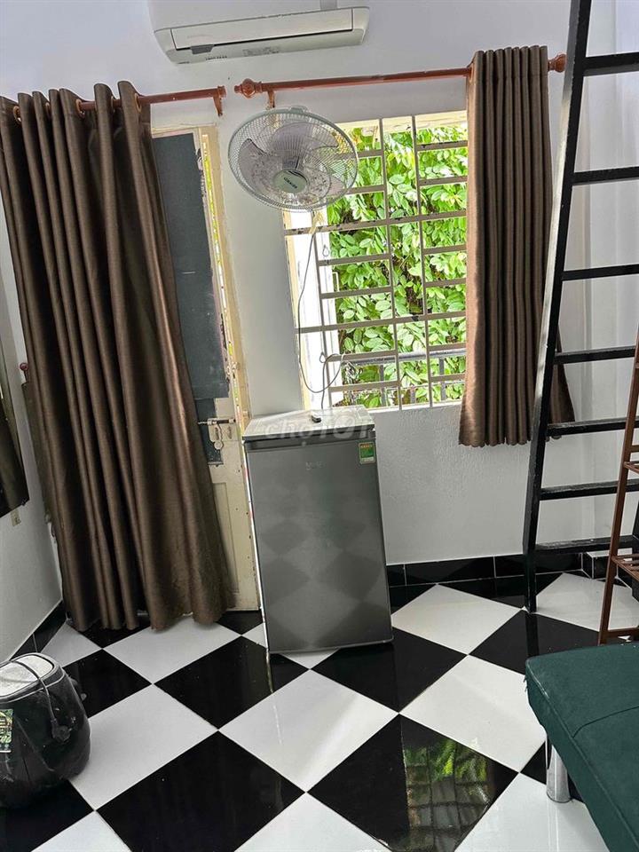 phòng có gác lửng, có ban công