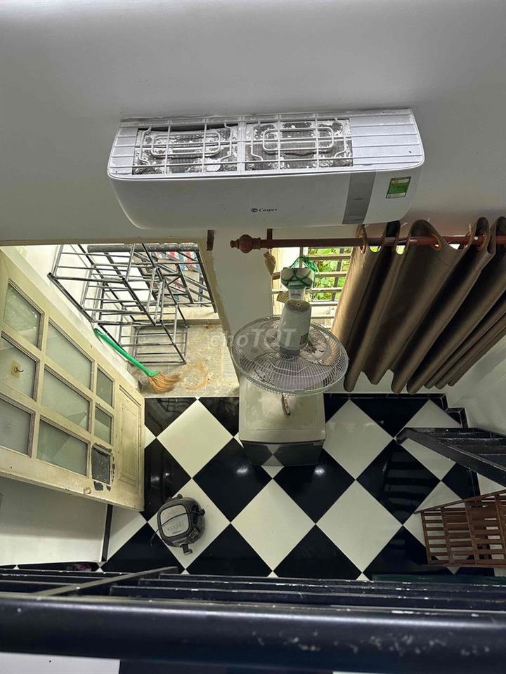 phòng có gác lửng, có ban công