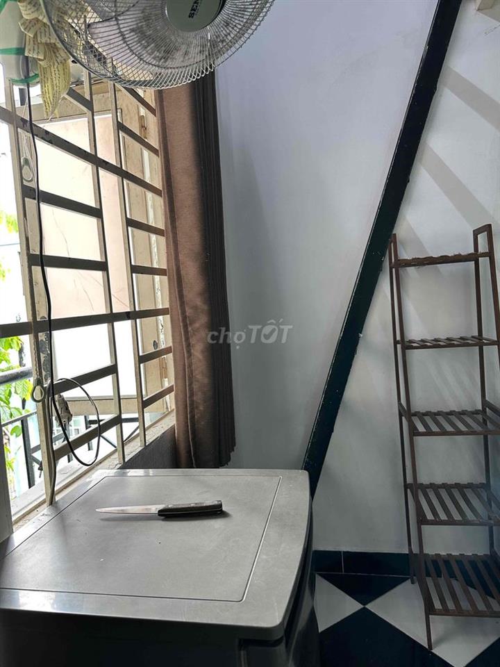 phòng có gác lửng, có ban công