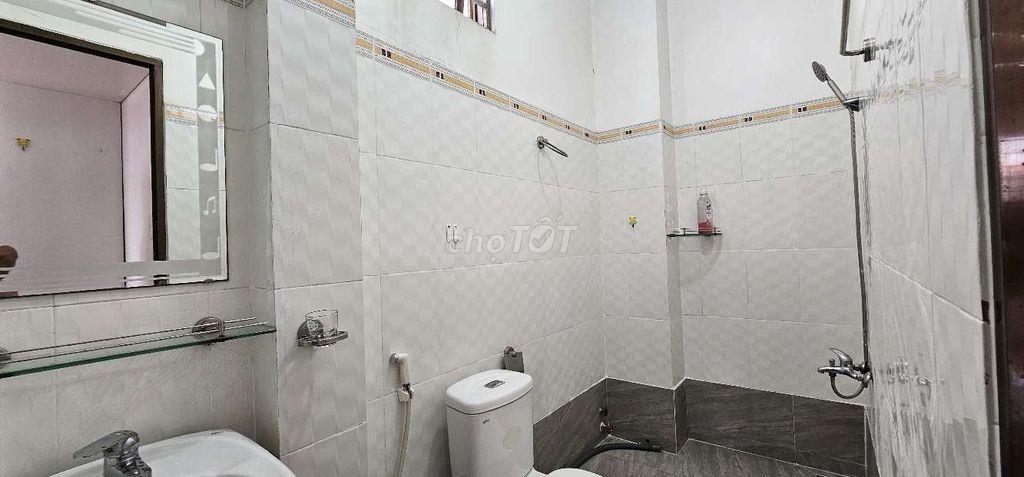 Phòng ban công thoáng mát Âu Dương Lân, Chánh Hưng