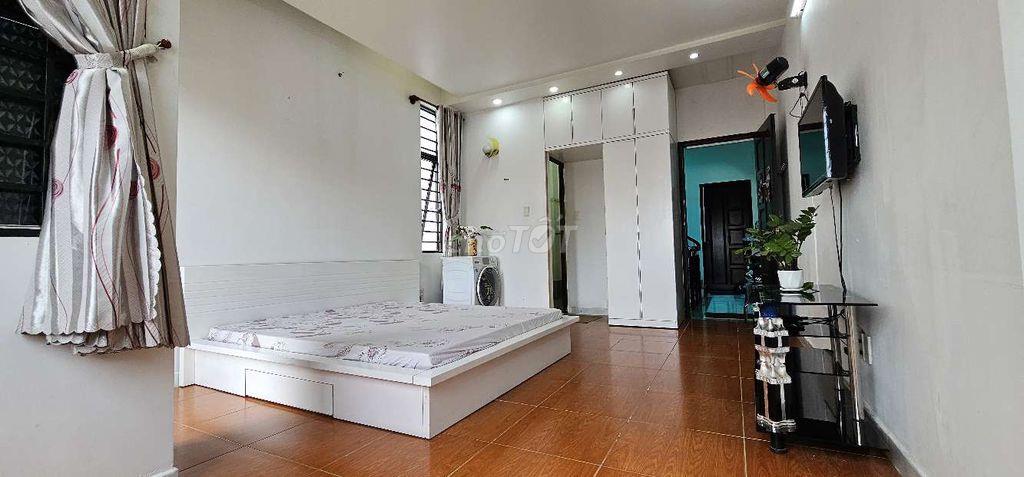 Phòng ban công thoáng mát Âu Dương Lân, Chánh Hưng