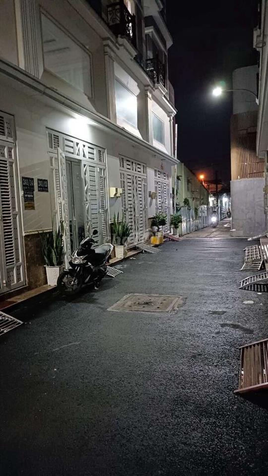 CẦN 1 BẠN Ở GHÉP TẦNG LỮNG 