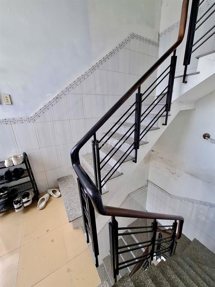 Phòng trọ rộng đẹp Dương Bá Trạc, tollet, lối đi riêng, có ban công.