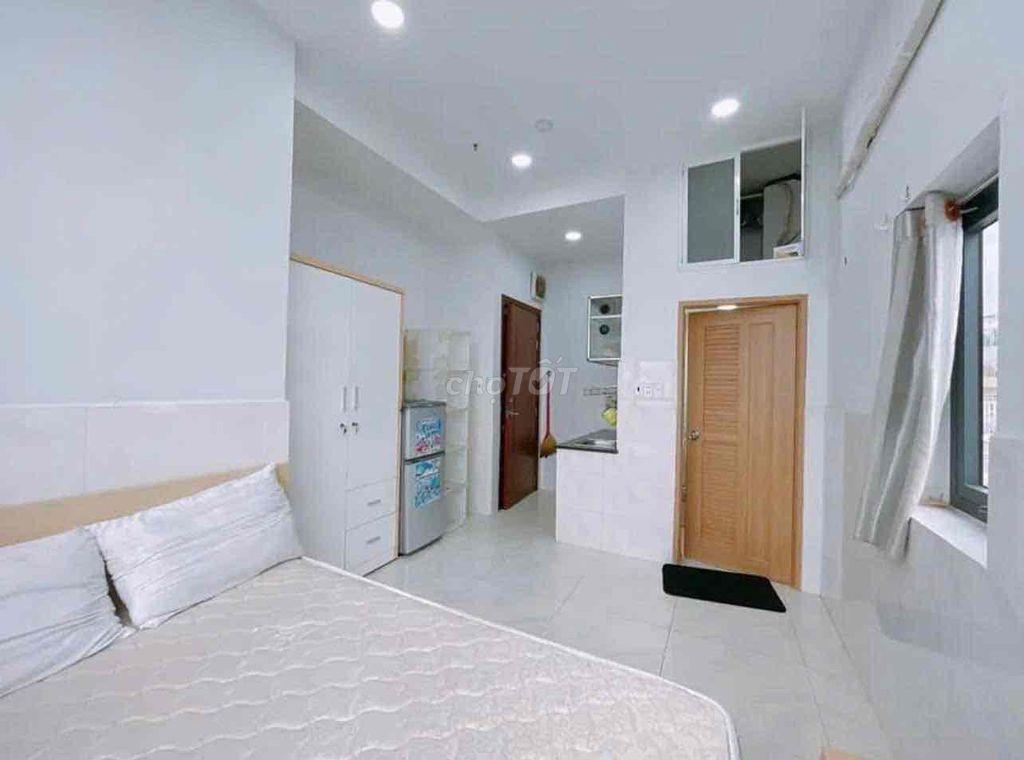 Studio full nội thất cửa sổ trời