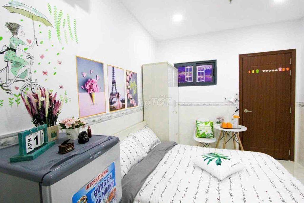 Studio full nội thất cửa sổ trời